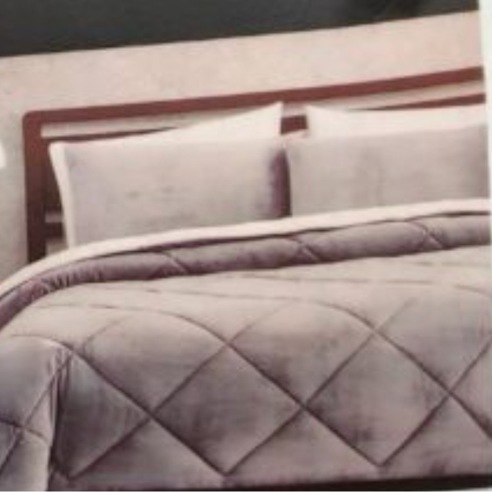 London Fog comforter king Elegant light silver Gray Comforter cream fur back